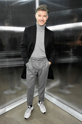 Как носить черное длинное пальто с белыми кроссовками