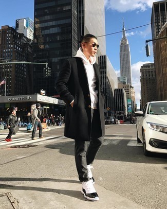 Как носить черное длинное пальто с белыми кроссовками