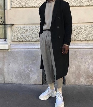Как носить черное длинное пальто с белыми кроссовками