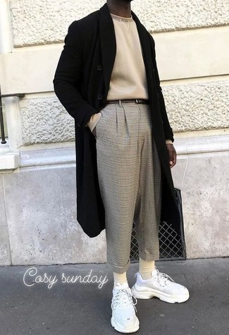 Как носить черное длинное пальто с белыми кроссовками