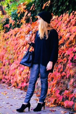 С чем носить черный свободный свитер