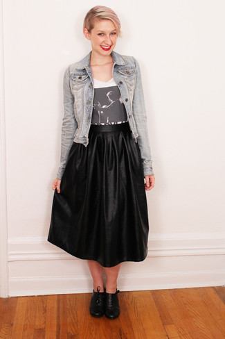 Какие джинсовые куртки носить с черными оксфордами женщине