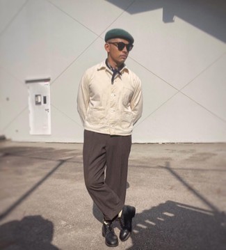 С чем носить черную бандану с "огурцами" мужчине