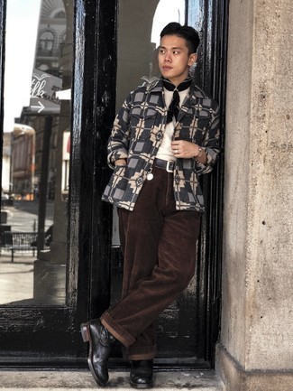 С чем носить черную бандану с "огурцами" мужчине