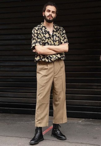 С чем носить черную рубашку с "огурцами" мужчине