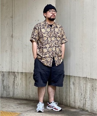 С чем носить черную рубашку с "огурцами" мужчине