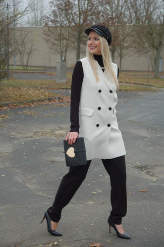 Какое пальто без рукавов носить с черными пижамными штанами