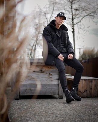 Какие повседневные ботинки носить с черной паркой мужчине