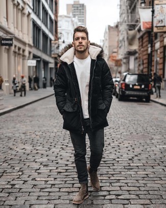 Как носить черную парку с темно-серыми джинсами мужчине