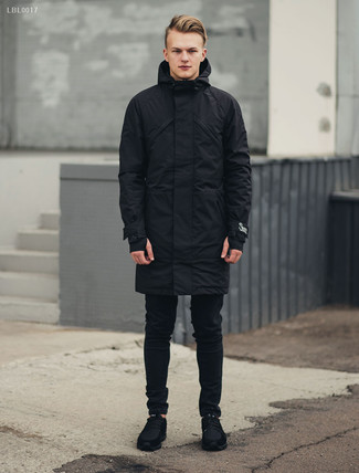 Какие джинсы носить с черной паркой мужчине