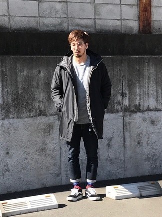 Какие джинсы носить с черной паркой мужчине