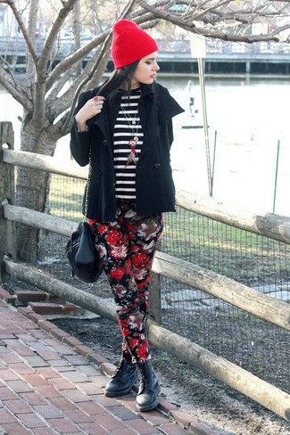 Какие свитера с круглым вырезом носить с черным полупальто женщине