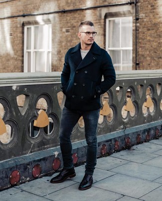 Какие джинсы носить с черным полупальто