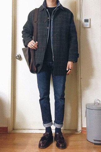 Какие джинсы носить с черным полупальто