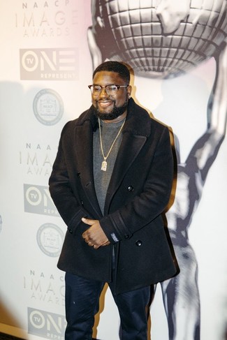 Как носить черное полупальто с темно-синими брюками чинос