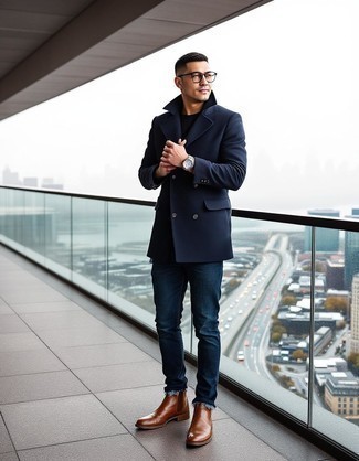 Как носить черное полупальто с темно-синими джинсами