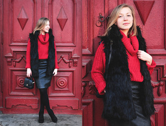 Какие безрукавки носить с черной юбкой-карандаш