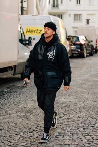 С чем носить черные брюки в шотландскую клетку мужчине