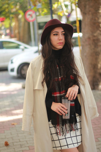 С чем носить черный шарф в шотландскую клетку женщине