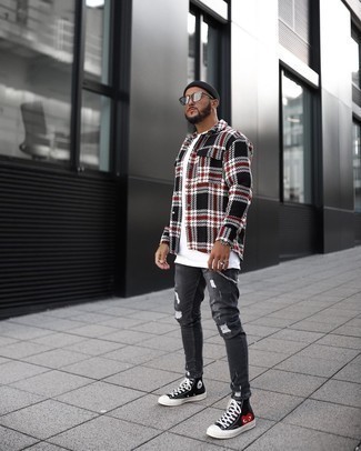 С чем носить черную куртку-рубашку в шотландскую клетку мужчине