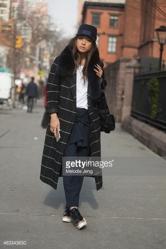 Какое пальто носить с черными лоферами на платформе