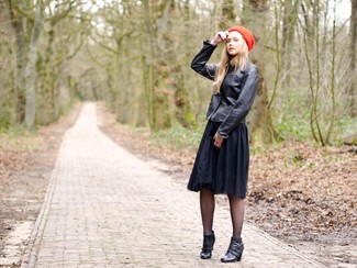 С чем носить черную юбку-миди со складками