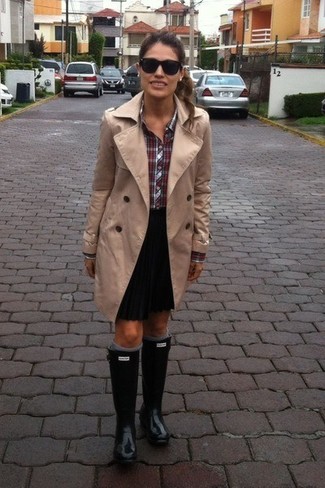 С чем носить черную мини-юбку со складками