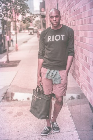 Какие джинсовые рубашки носить с черными плимсоллами мужчине