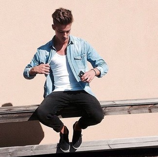 Какие джинсовые рубашки носить с черными плимсоллами мужчине