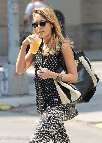 С чем носить черную блузку в горошек