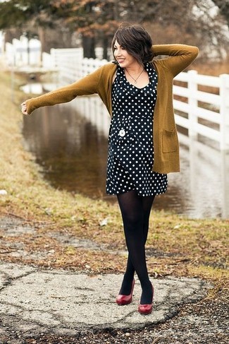 С чем носить черное платье в горошек