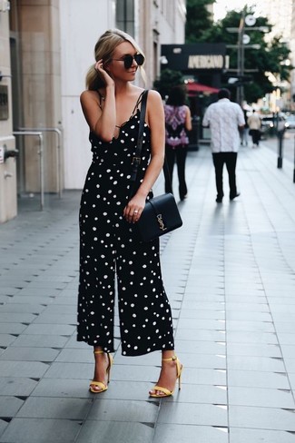 С чем носить черный комбинезон в горошек