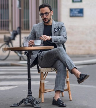 С чем носить черный нагрудный платок в горошек