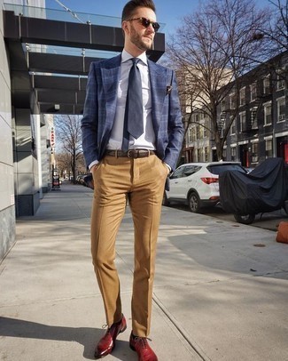 С чем носить черный нагрудный платок в горошек