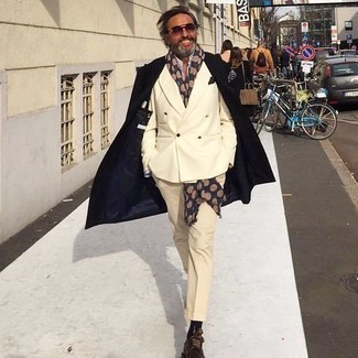 С чем носить черный нагрудный платок в горошек