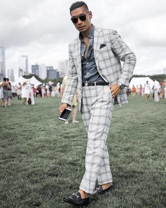 С чем носить черный нагрудный платок в горошек