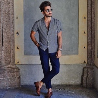 С чем носить черную рубашку в горошек мужчине