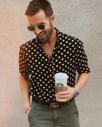 С чем носить черную рубашку с коротким рукавом в горошек мужчине