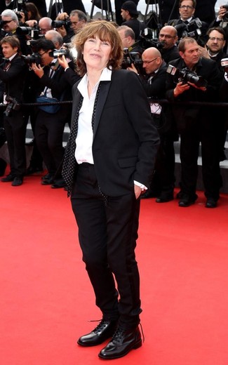 С чем носить черный шелковый шарф в горошек женщине