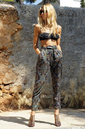 С чем носить черную футболку в горошек женщине