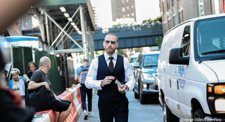 С чем носить черный галстук в горошек мужчине