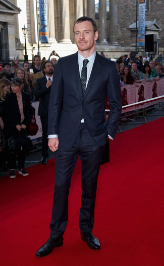 С чем носить черный галстук в горошек мужчине