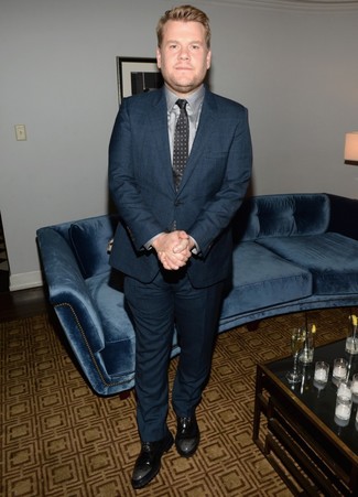 С чем носить черный галстук в горошек мужчине