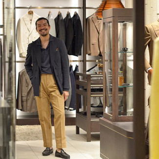 Как носить черную футболку-поло с черным пиджаком мужчине