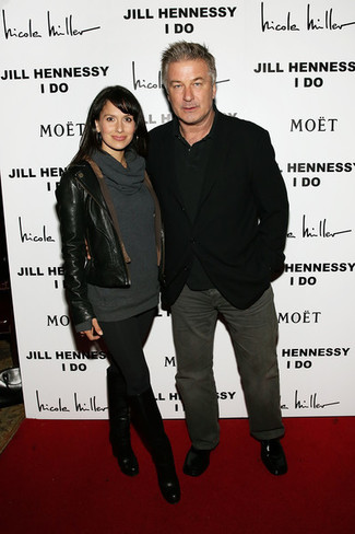 Как носить черную футболку-поло с черным пиджаком мужчине