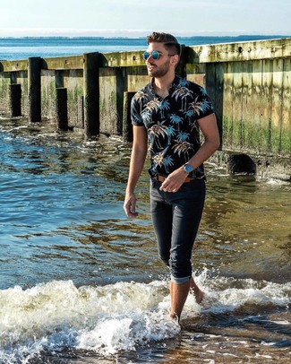 Как носить черную футболку-поло с черными джинсами мужчине