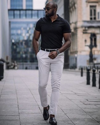 Как носить черную футболку-поло с черными кожаными лоферами мужчине