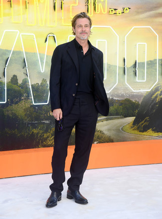 Как носить черную футболку-поло с синим пиджаком мужчине