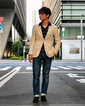 Как носить черную футболку-поло с синими джинсами мужчине