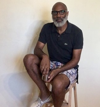 Как носить черную футболку-поло с синими шортами мужчине